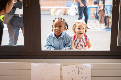 Rentrée des classes à l'école Saint-Gabriel - 2 enfants regardent dans une classe depuis la cour de récréation.