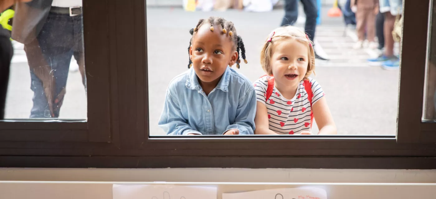 Rentrée des classes à l'école Saint-Gabriel - 2 enfants regardent dans une classe depuis la cour de récréation.
